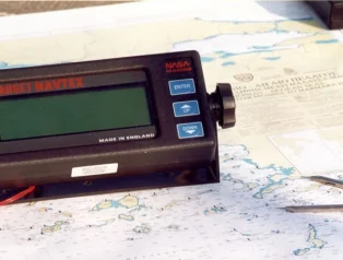 NAVTEX Nedir? Denizciler İçin “Radyo ile Otomatik Uyarı ve Duyuru” Sisteminin Rehberi