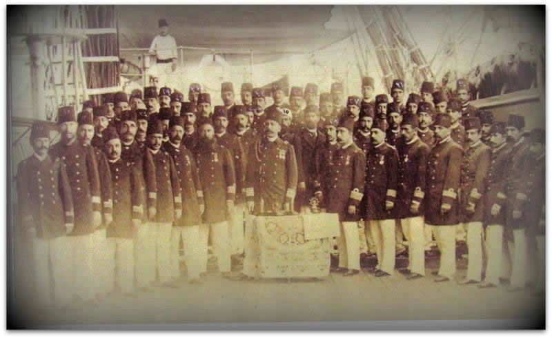 Commons dosya geçmişinde Ertuğrul mürettebatı olarak tanımlanan yaklaşık 1889 tarihli grup fotoğrafı.