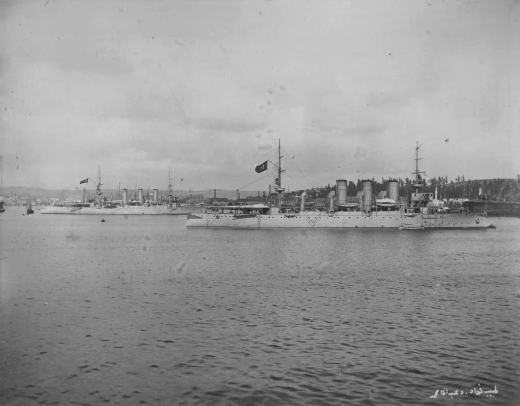 Haliç'te Hamidiye ve Mecidiye, 1905. Hamidiye soldadır.