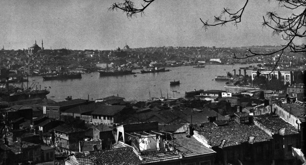 Haliç'te Hamidiye, 1955. Fotoğrafın sağ tarafında kıyıda görülür.
