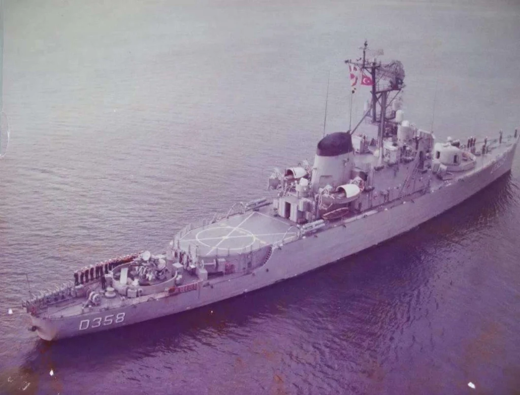 TCG Berk (D-358), havadan görünüş. Fotoğraf geminin kıç helikopter platformunu ve tek bacalı üstyapısını açıkça gösterir.