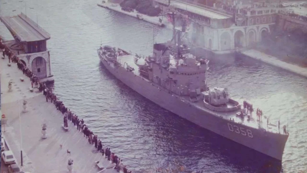 TCG Berk (D-358) tören geçişinde; personel güverte boyunca çimariva düzenindedir. 