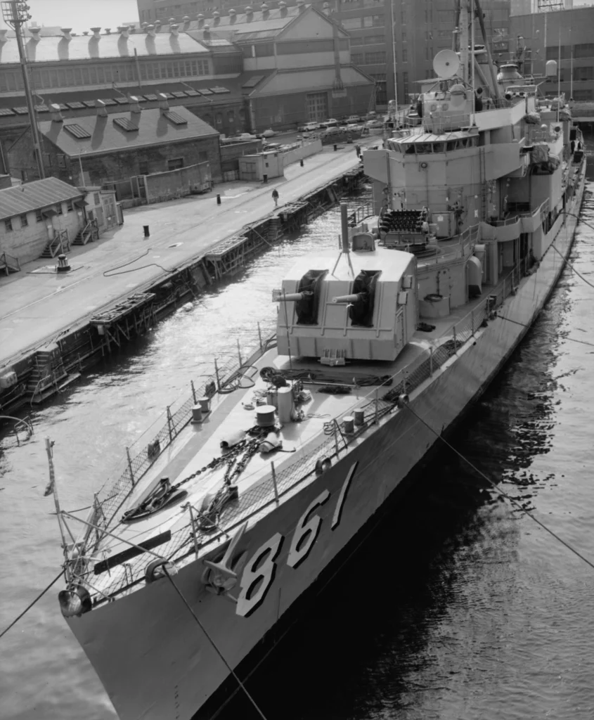 USS Harwood, 1961 sonunda FRAM II modernizasyonu sonrasında New York Naval Shipyard'da. Bu fotoğraf, Türkiye'ye devredilen gövdenin modernize edilmiş düzenini gösterir.