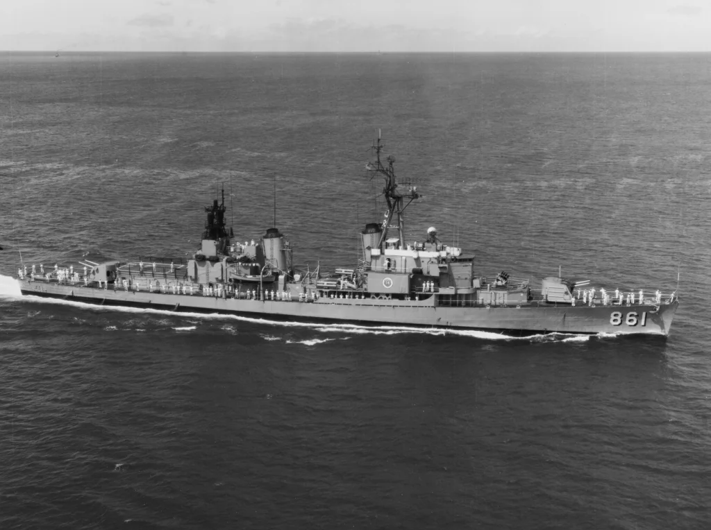 Türkiye'ye devredilen USS Harwood'un FRAM II sonrası borda görünümü. Fotoğraf Türk bayrağı altında değil, ABD hizmetindeyken çekilmiştir; ancak aynı gövdeyi gösterir.
